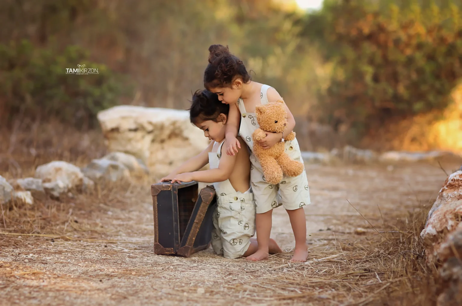 צילומי גיל שלוש · תמי קירזון